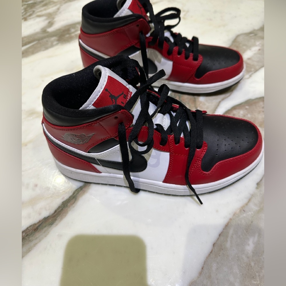 Mens Nike Air Jordan 1 Mid “Chicago Black Toe”